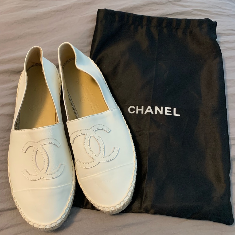 Ch@n€! 
White leather espadrilles